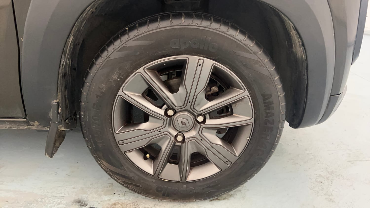 Used 2021 Renault Kwid CLIMBER 1.0 AMT Opt Petrol Automatic tyres RIGHT FRONT TYRE RIM VIEW