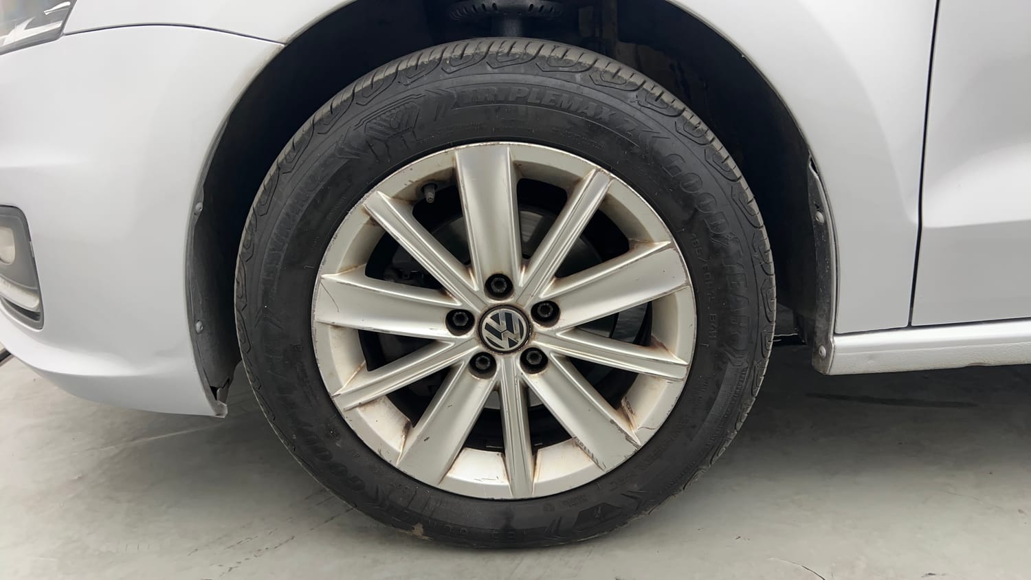 Used 2018 Volkswagen Vento Highline 1.6 (P) Petrol Manual tyres LEFT FRONT TYRE RIM VIEW