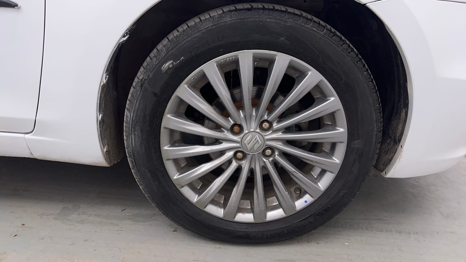 Used 2015 Maruti Suzuki Ciaz ZDi+ SHVS Diesel Manual tyres RIGHT FRONT TYRE RIM VIEW
