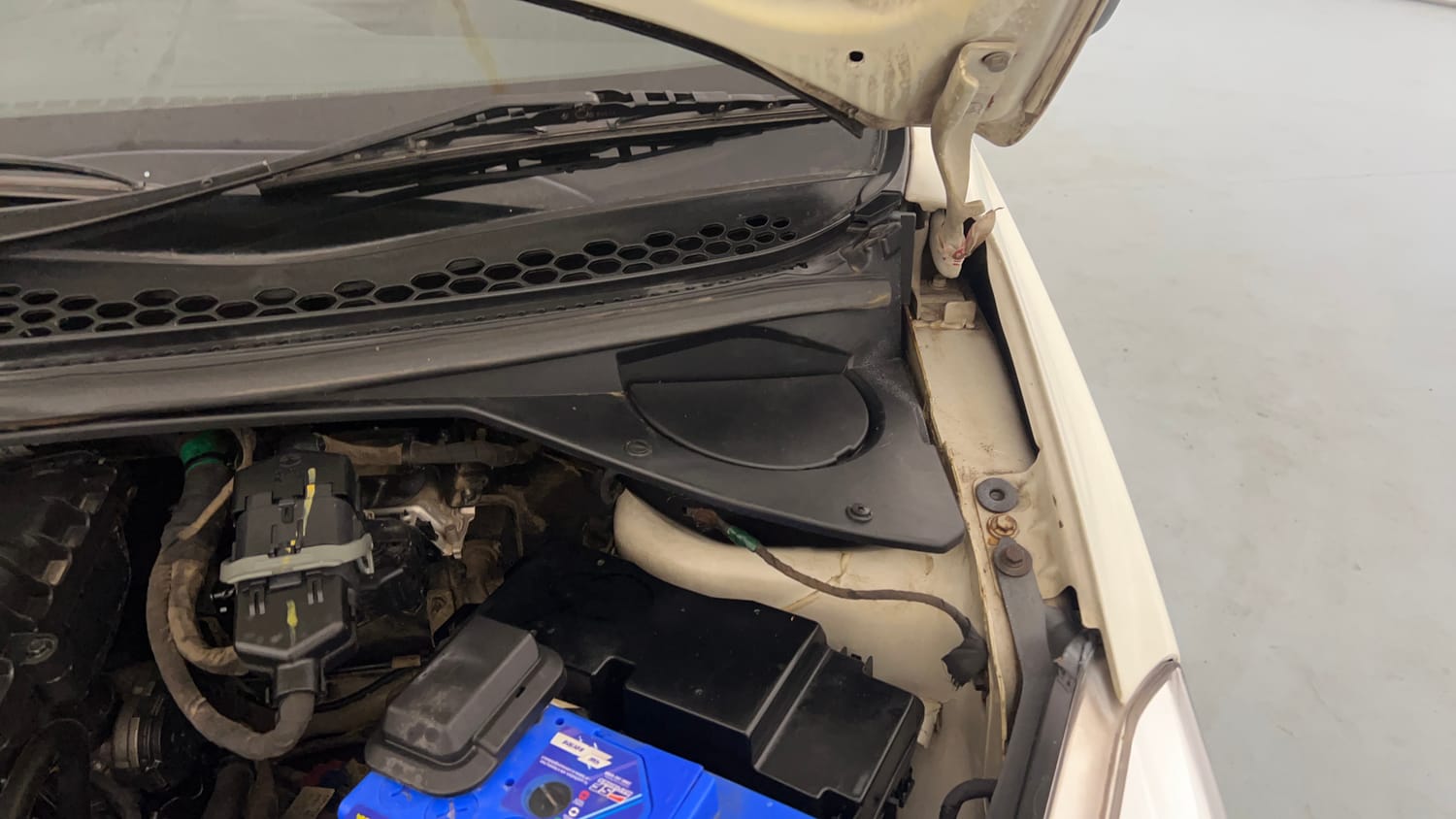 Used 2018 Tata Tiago Revotron XZ Plus Petrol Manual engine ENGINE LEFT SIDE HINGE & APRON VIEW