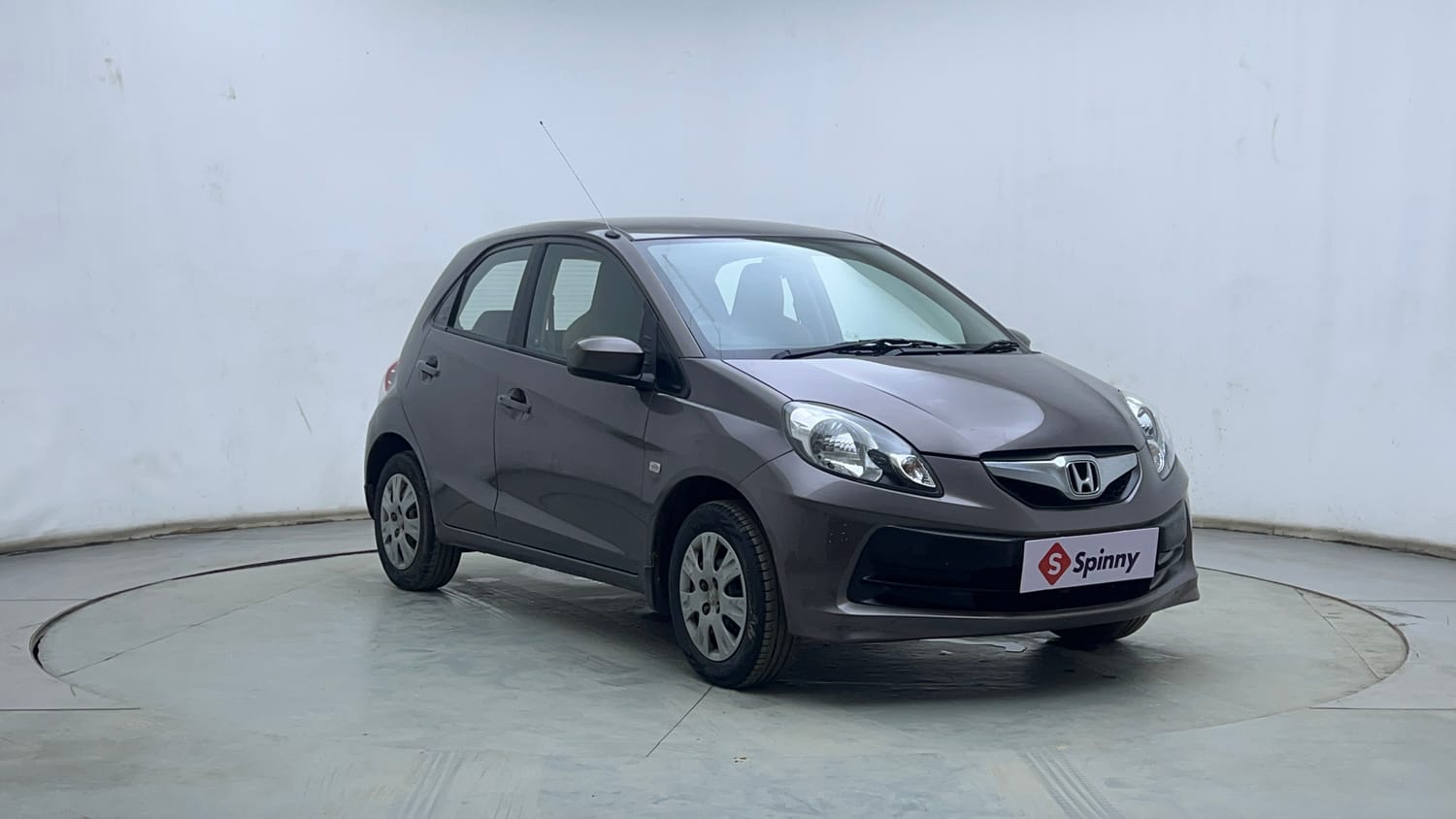 Used 2014 Honda Brio S MT Petrol Manual exterior RIGHT FRONT CORNER VIEW