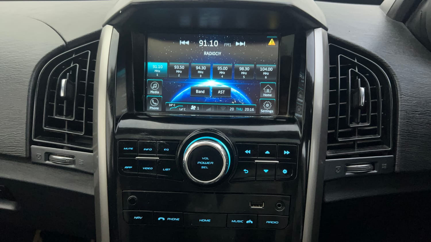 Used 2021 Mahindra XUV500 W9 Diesel Manual top_features Integrated (in-dash) music system
