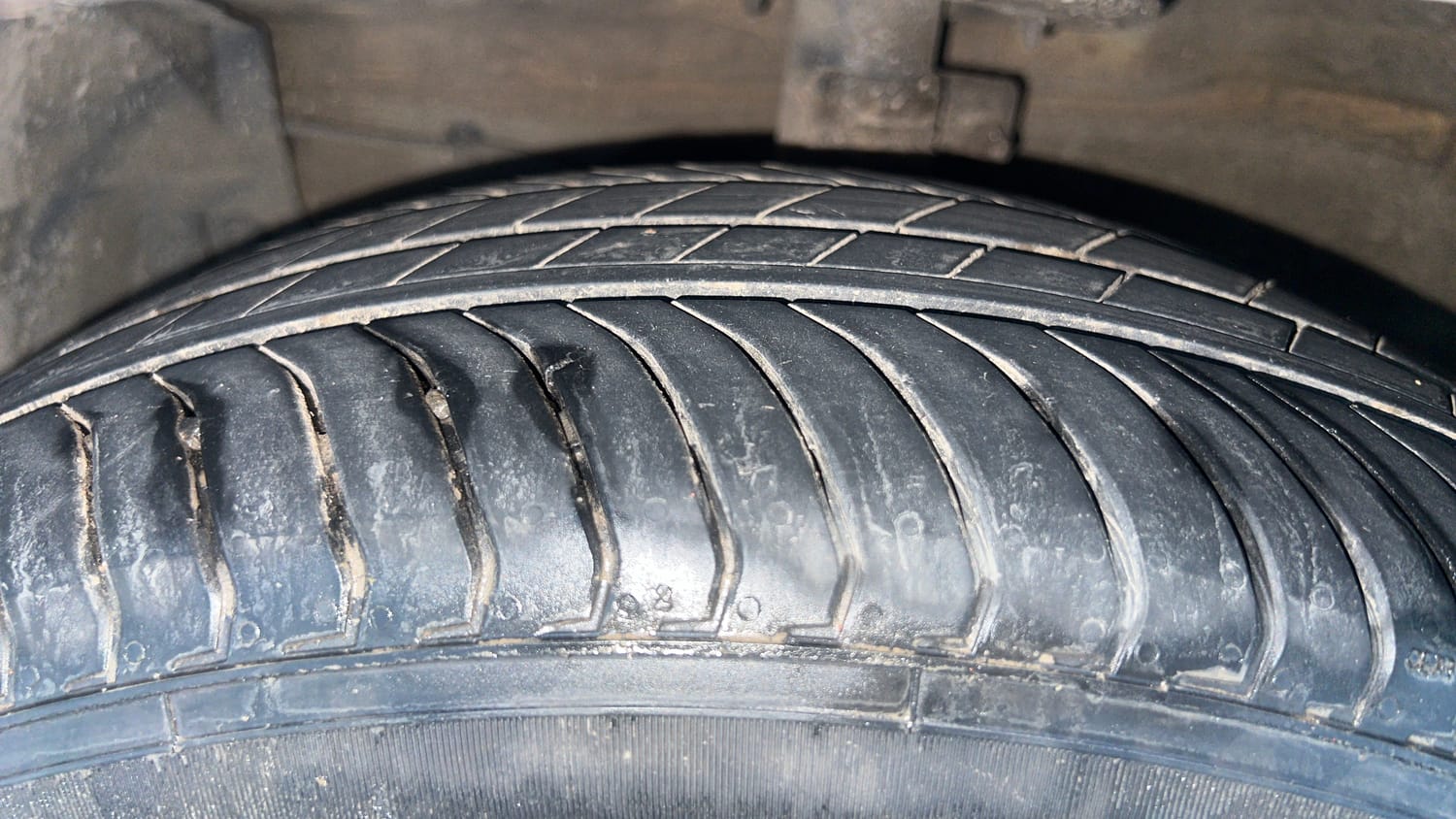 Used 2017 Maruti Suzuki Ciaz ZDi SHVS Diesel Manual tyres LEFT FRONT TYRE TREAD VIEW