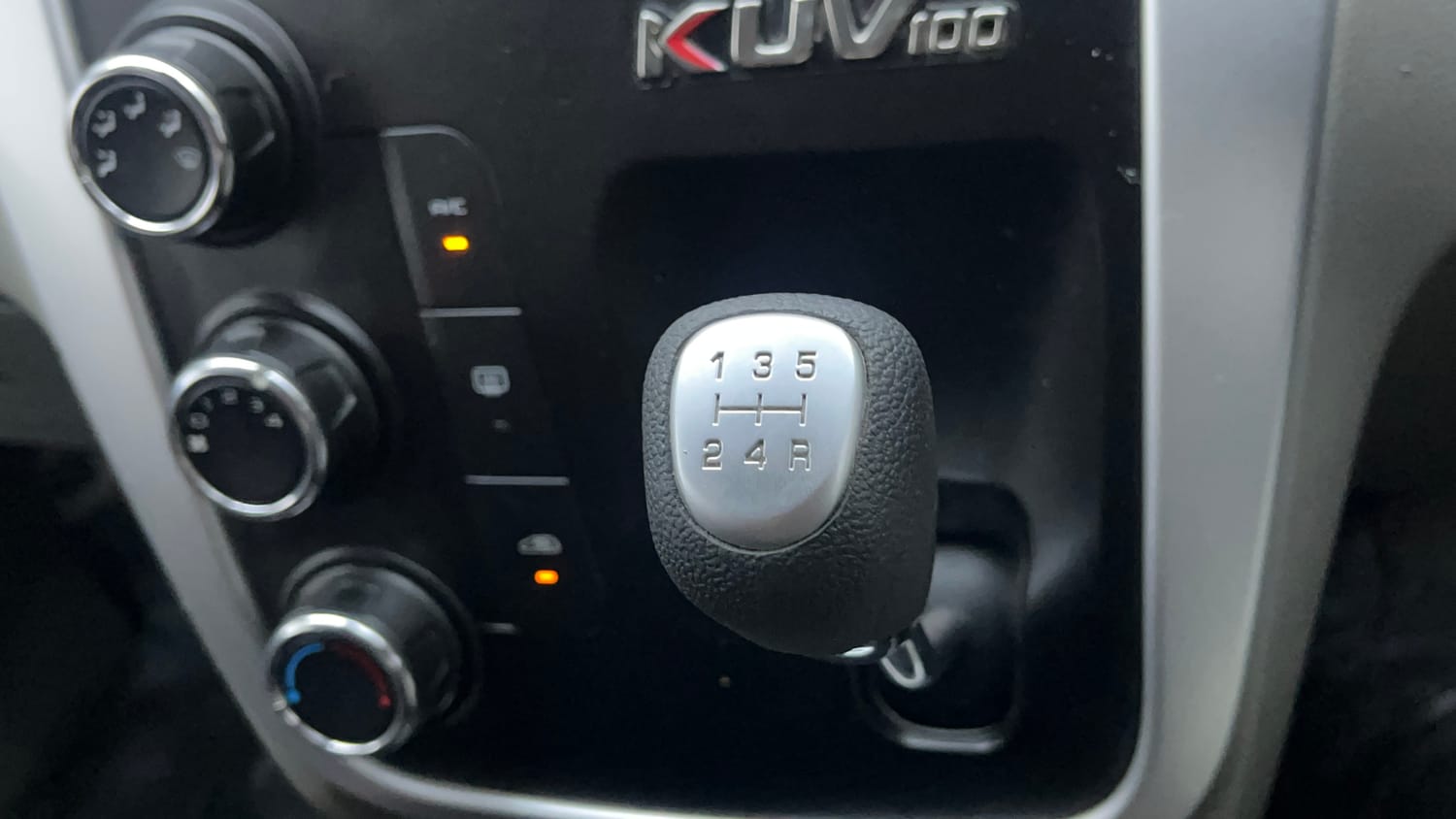 Used 2017 Mahindra KUV100 K6+ 5 STR Petrol Manual interior GEAR  KNOB VIEW