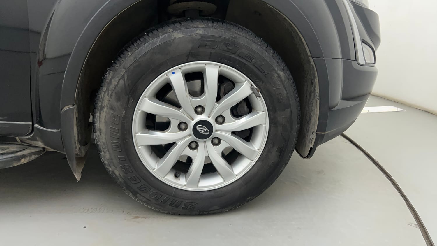 Used 2021 Mahindra XUV500 W9 Diesel Manual tyres RIGHT FRONT TYRE RIM VIEW
