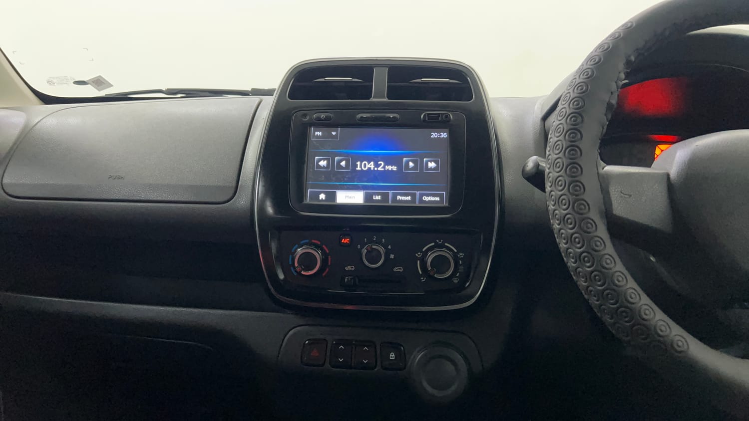 Used 2016 Renault Kwid RXT Opt Petrol Manual interior MUSIC SYSTEM & AC CONTROL VIEW