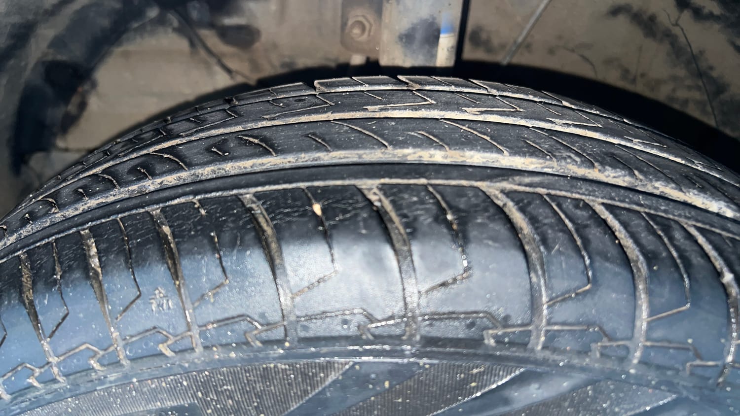 Used 2022 Maruti Suzuki Swift VXi Petrol Manual tyres LEFT FRONT TYRE TREAD VIEW