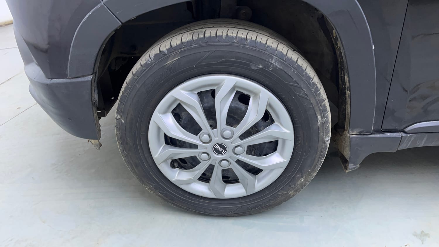 Used 2017 Mahindra KUV100 K6+ 5 STR Petrol Manual tyres LEFT FRONT TYRE RIM VIEW