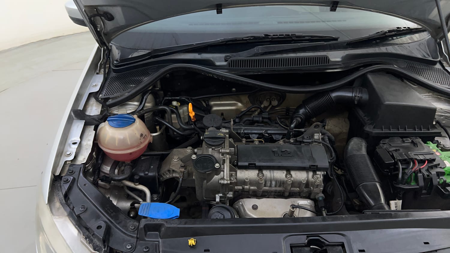 Used 2014 Volkswagen Polo Comfortline 1.2L (P) Petrol Manual engine ENGINE RIGHT SIDE HINGE & APRON VIEW