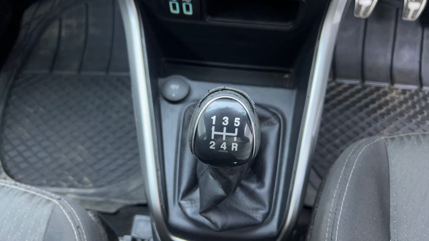 Used 2018 Ford EcoSport Titanium 1.5L Ti-VCT Petrol Manual interior GEAR  KNOB VIEW