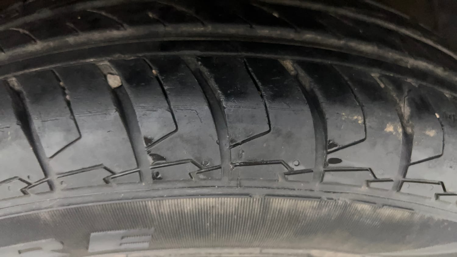 Used 2023 Maruti Suzuki Swift VXi Petrol Manual tyres RIGHT FRONT TYRE TREAD VIEW