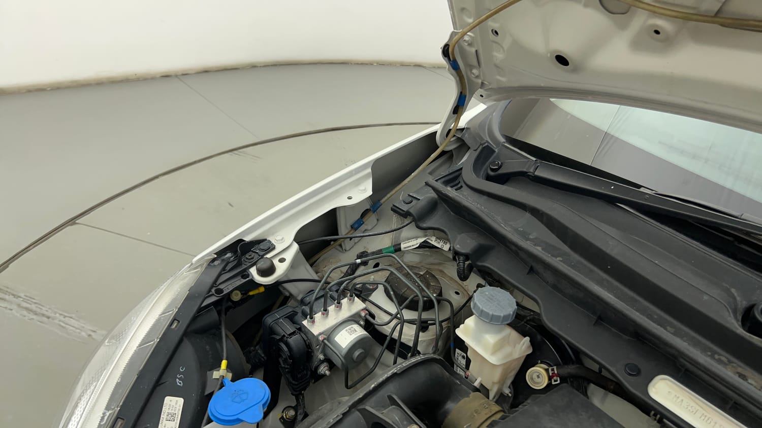 Used 2022 Maruti Suzuki Alto K10 VXi Plus Petrol Manual engine ENGINE RIGHT SIDE HINGE & APRON VIEW