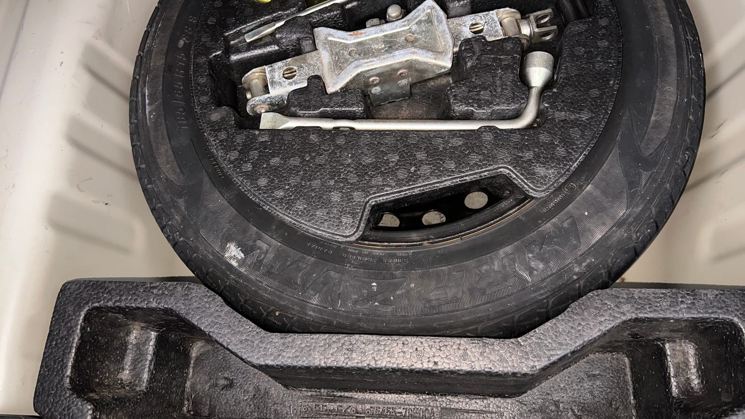 Used 2015 Maruti Suzuki Ciaz ZDi+ SHVS Diesel Manual tyres SPARE TYRE VIEW