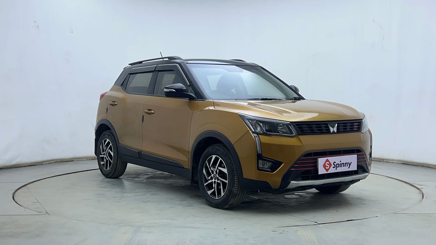 Used 2023 Mahindra XUV 300 W8 1.2 Petrol Petrol Manual exterior RIGHT FRONT CORNER VIEW