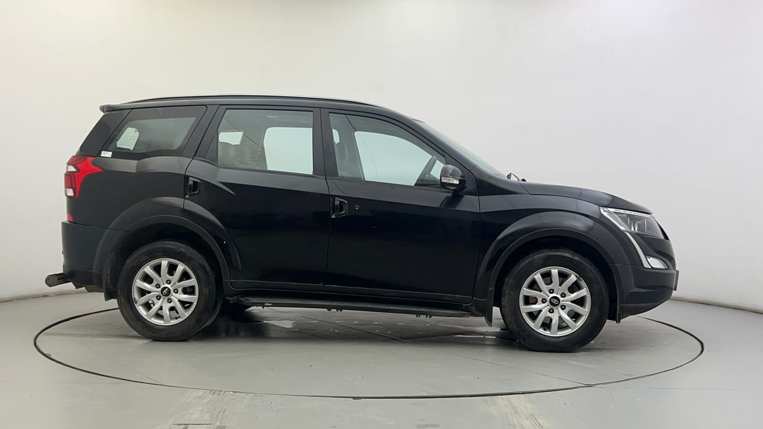 Used 2021 Mahindra XUV500 W9 Diesel Manual exterior RIGHT SIDE VIEW