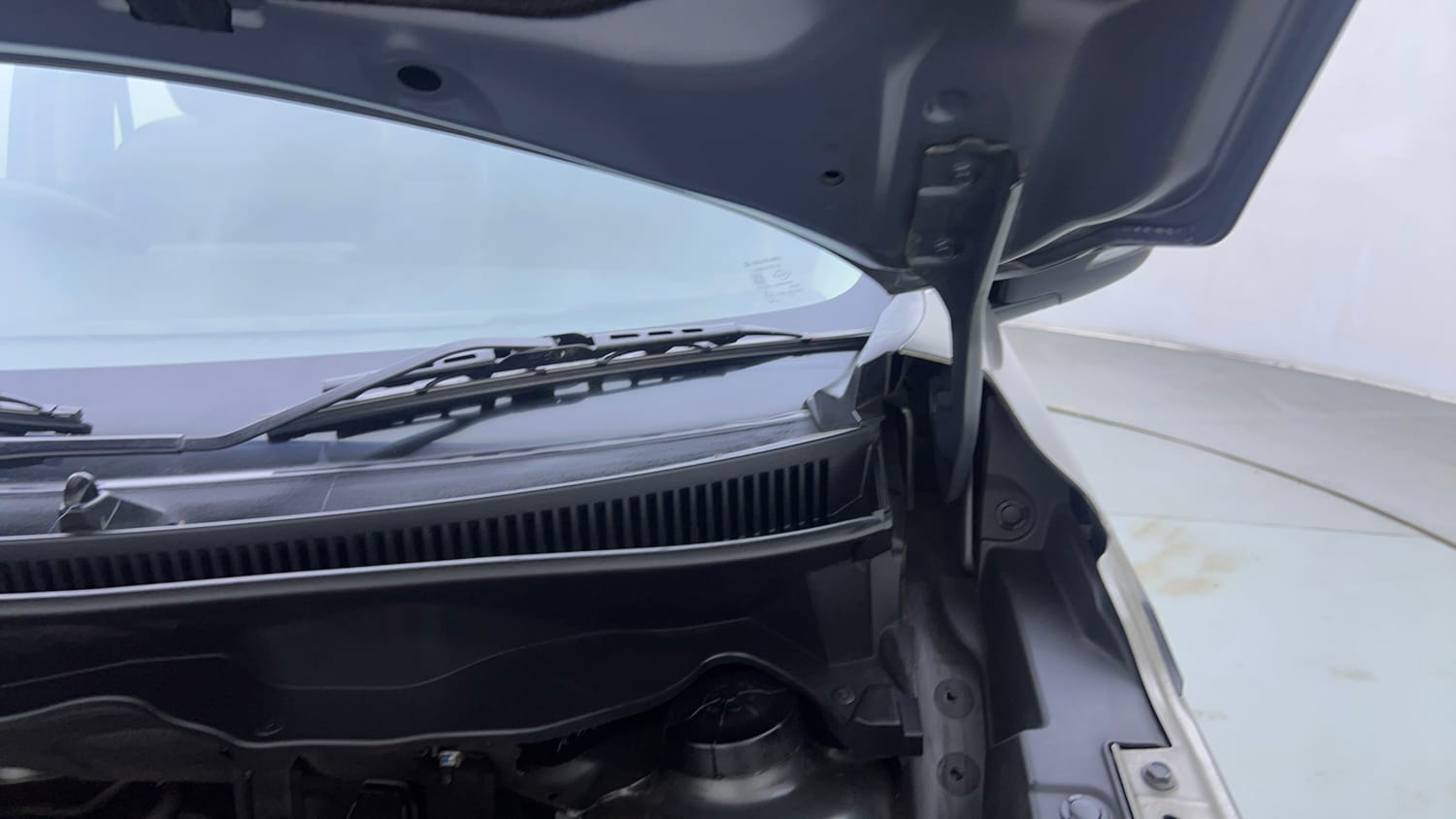 Used 2020 Maruti Suzuki XL6 Alpha MT Petrol Petrol Manual engine ENGINE LEFT SIDE HINGE & APRON VIEW