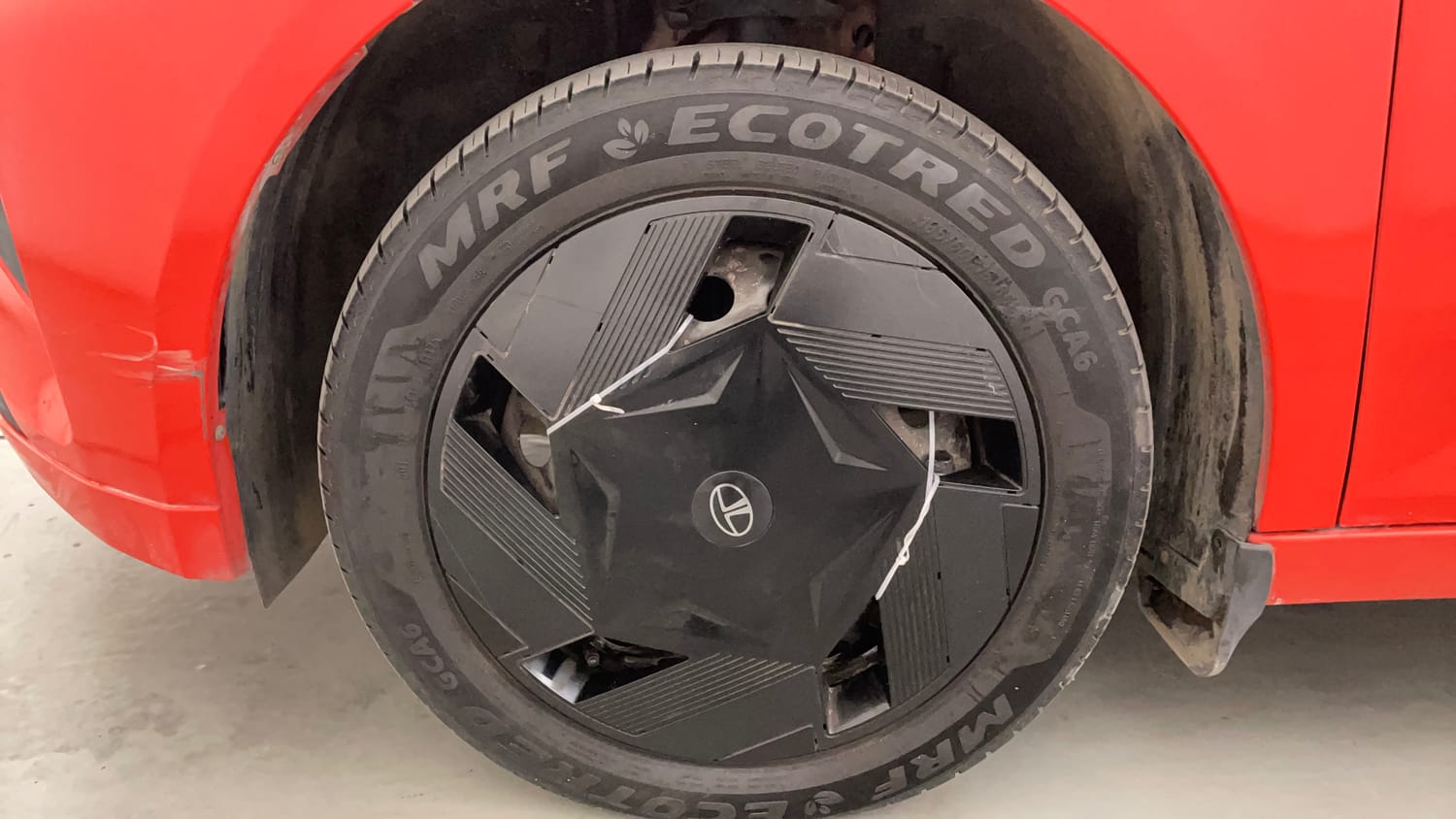 Used 2025 Tata Altroz Pure S Petrol 5AMT Petrol Automatic tyres LEFT FRONT TYRE RIM VIEW