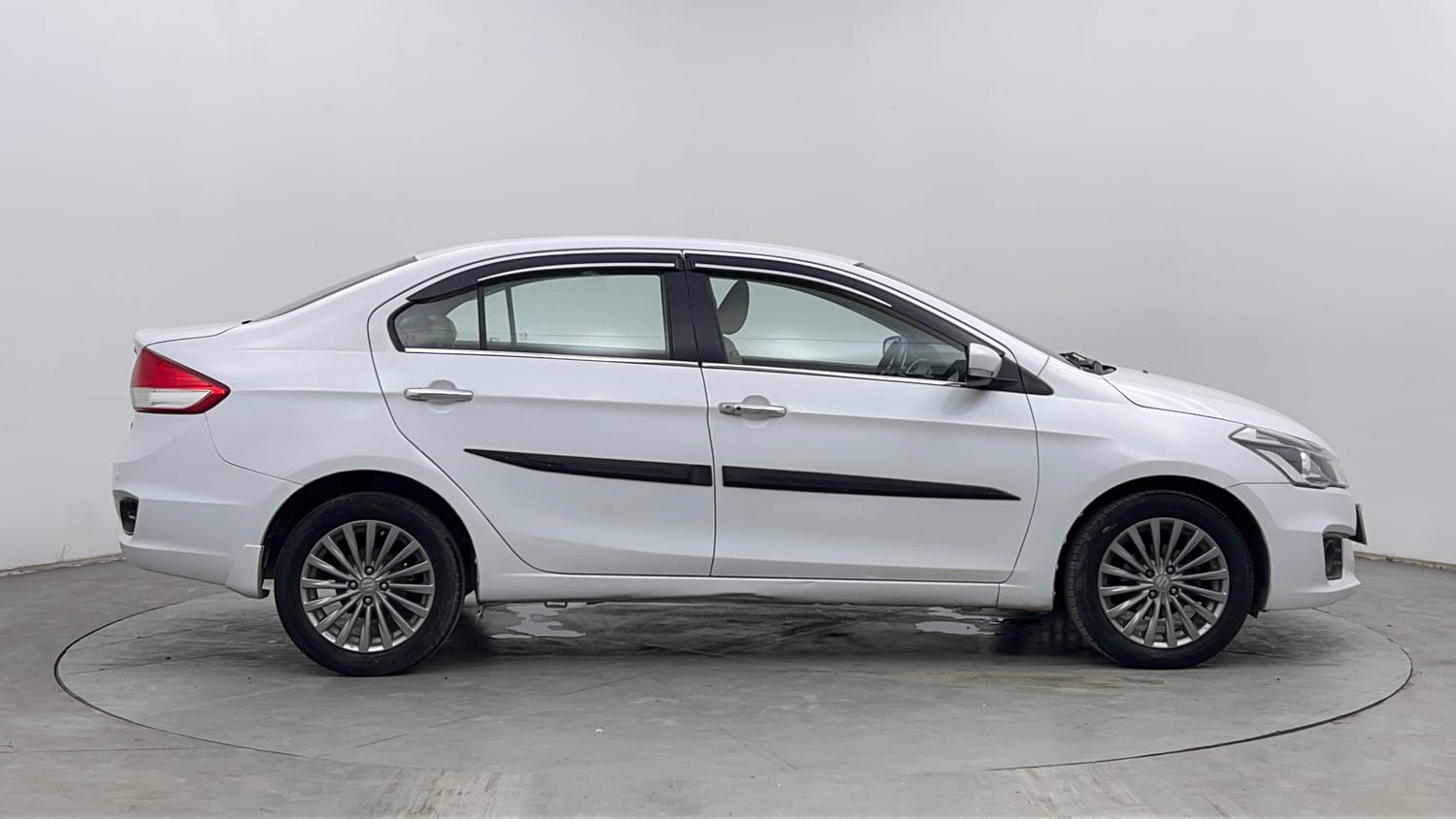 Used 2015 Maruti Suzuki Ciaz ZDi+ SHVS Diesel Manual exterior RIGHT SIDE VIEW