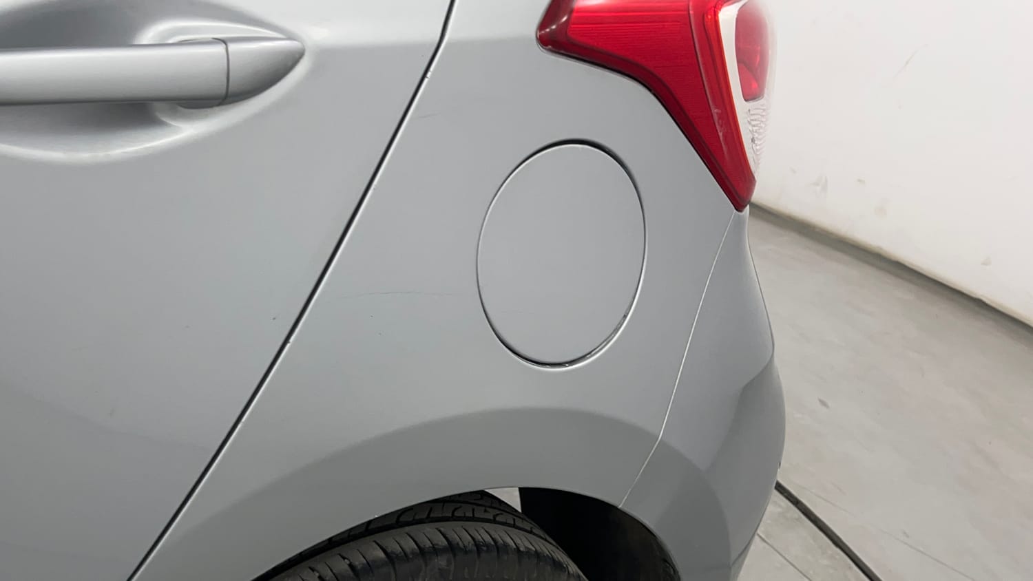 Used 2019 Hyundai Grand i10 Sportz AT 1.2 Kappa VTVT Petrol Automatic dents MINOR SCRATCH