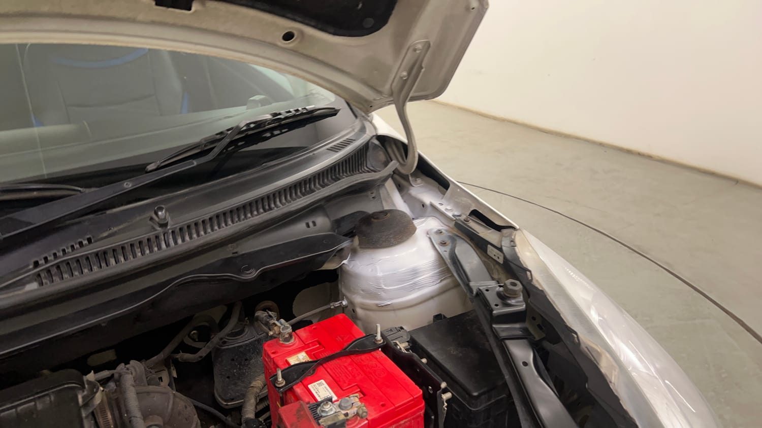 Used 2013 Maruti Suzuki Swift VXi Petrol Manual engine ENGINE LEFT SIDE HINGE & APRON VIEW