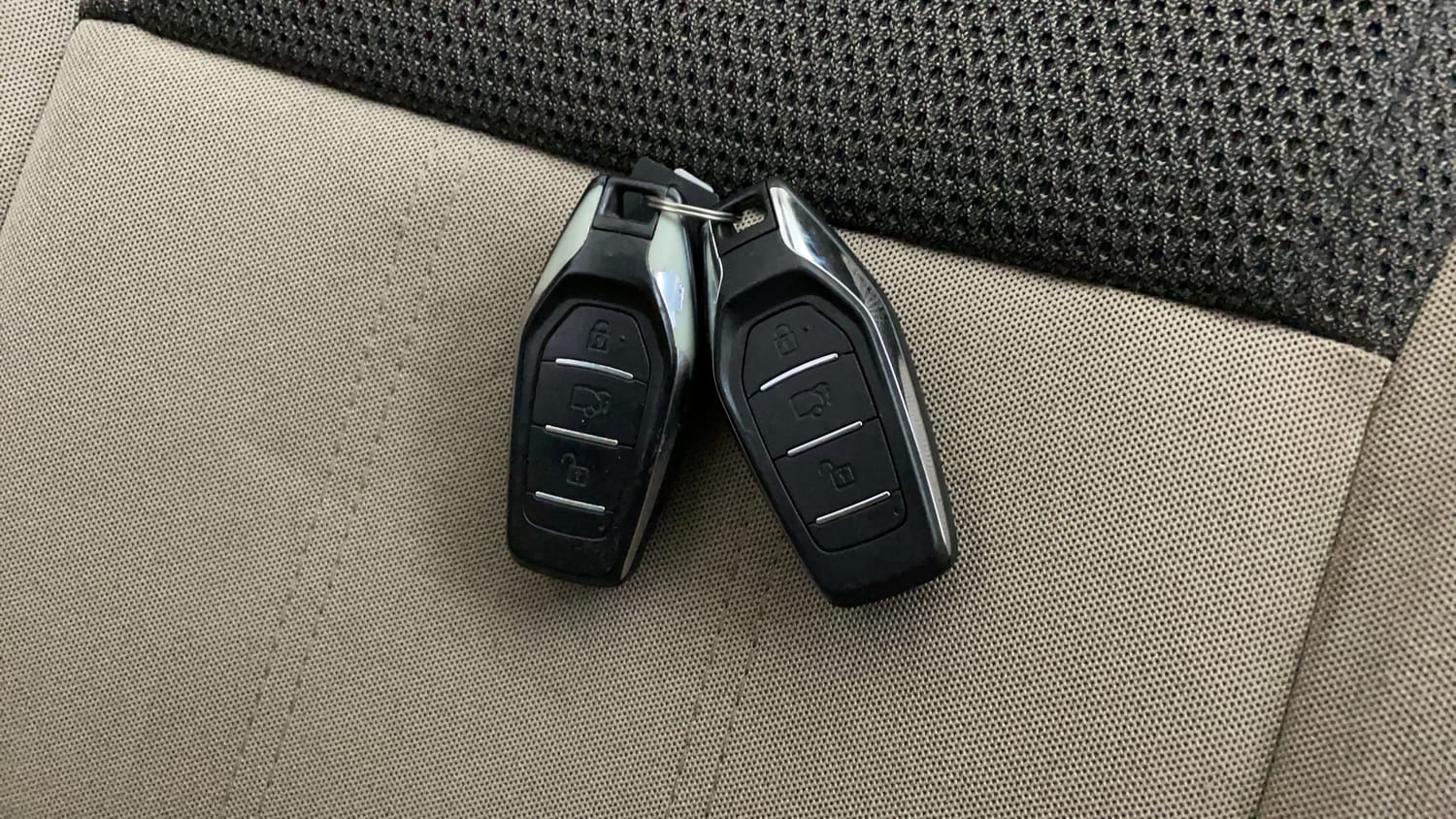 Used 2018 Mahindra XUV500 W9 AT Diesel Automatic extra CAR KEY VIEW