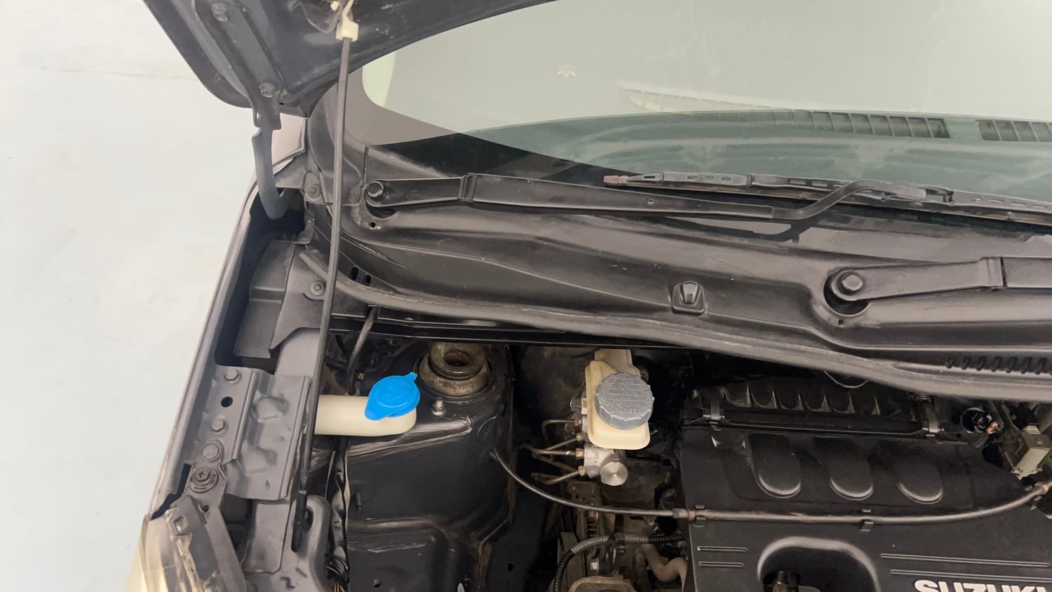 Used 2012 Maruti Suzuki Wagon R LXi Petrol Manual engine ENGINE RIGHT SIDE HINGE & APRON VIEW