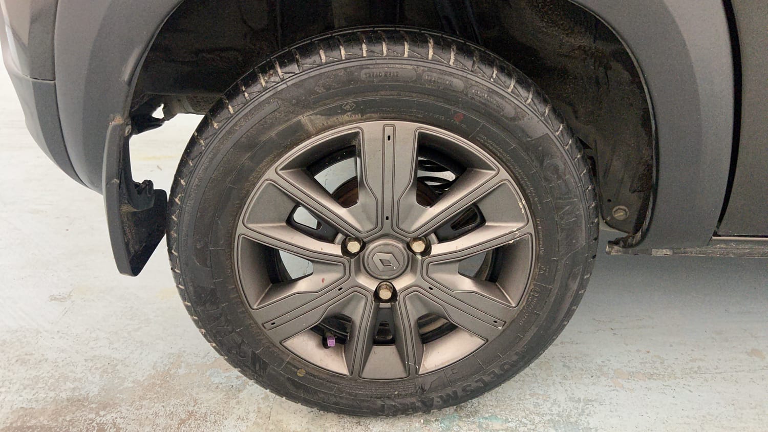 Used 2021 Renault Kwid CLIMBER 1.0 AMT Opt Petrol Automatic tyres RIGHT REAR TYRE RIM VIEW