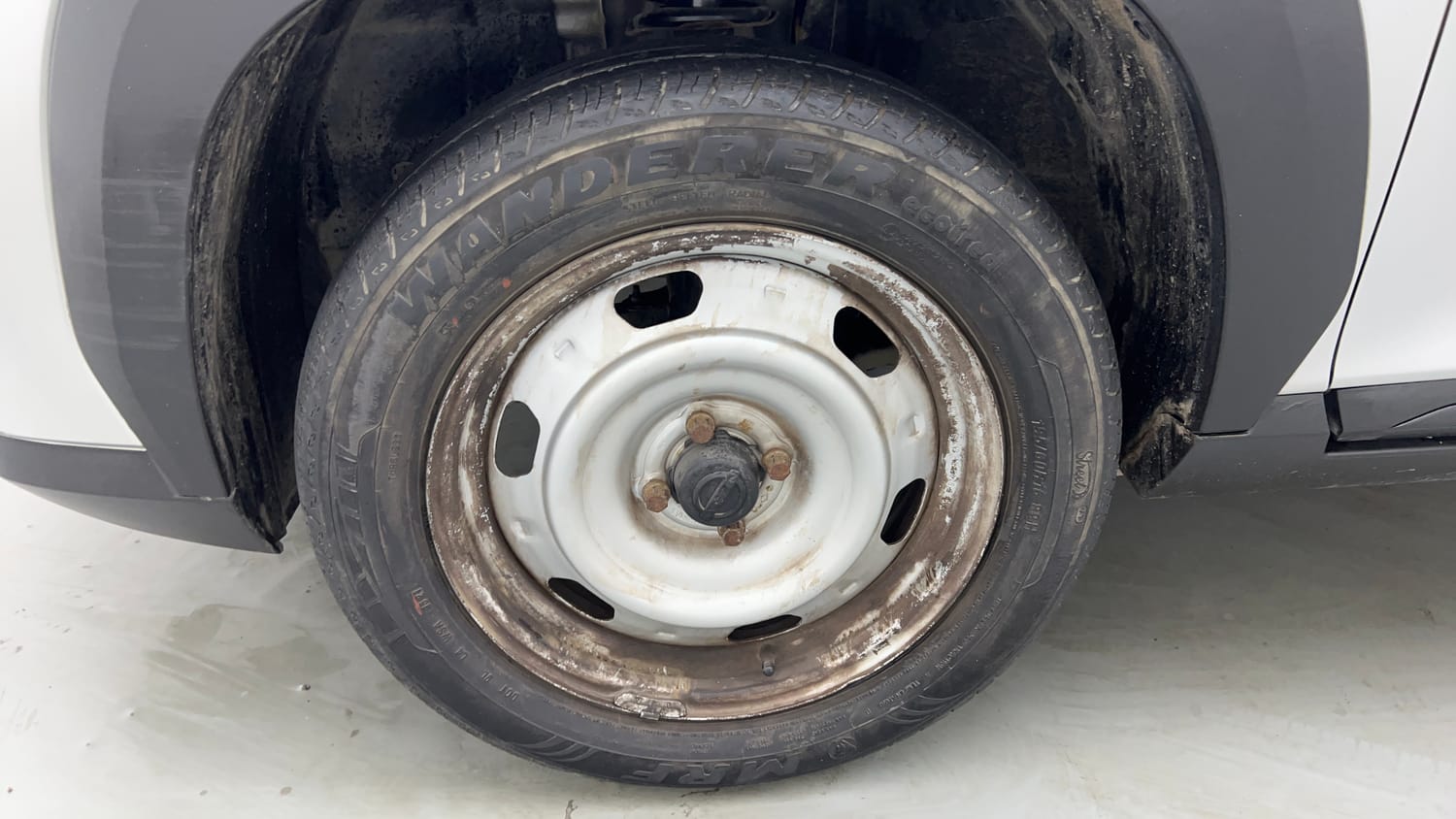 Used 2021 Nissan Magnite XE Petrol Manual tyres LEFT FRONT TYRE RIM VIEW