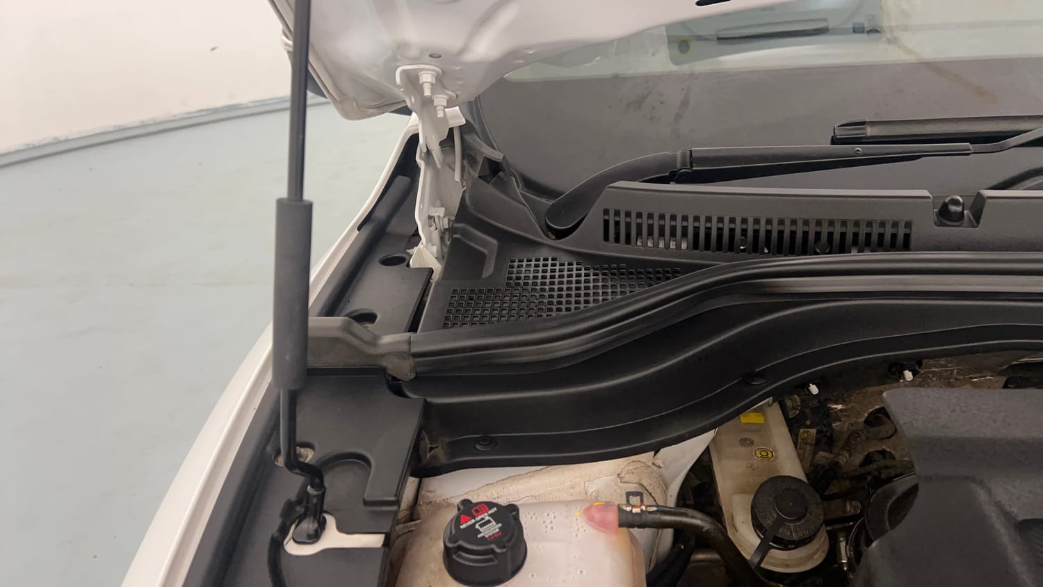 Used 2025 Mahindra XUV700 AX5 Petrol MT 7 STR Petrol Manual engine ENGINE RIGHT SIDE HINGE & APRON VIEW