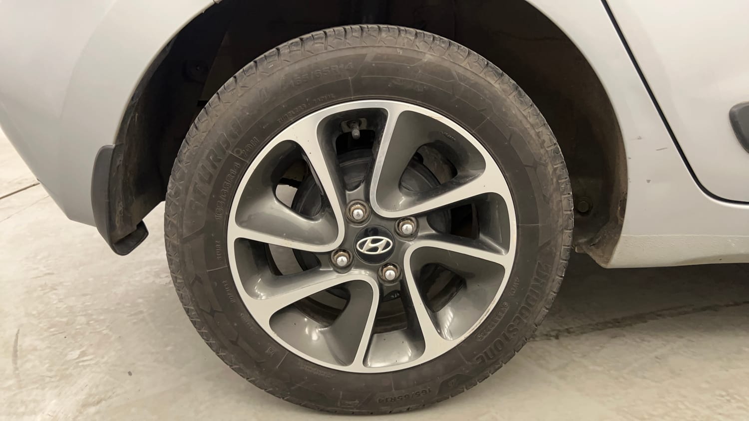 Used 2019 Hyundai Grand i10 Sportz AT 1.2 Kappa VTVT Petrol Automatic tyres RIGHT REAR TYRE RIM VIEW