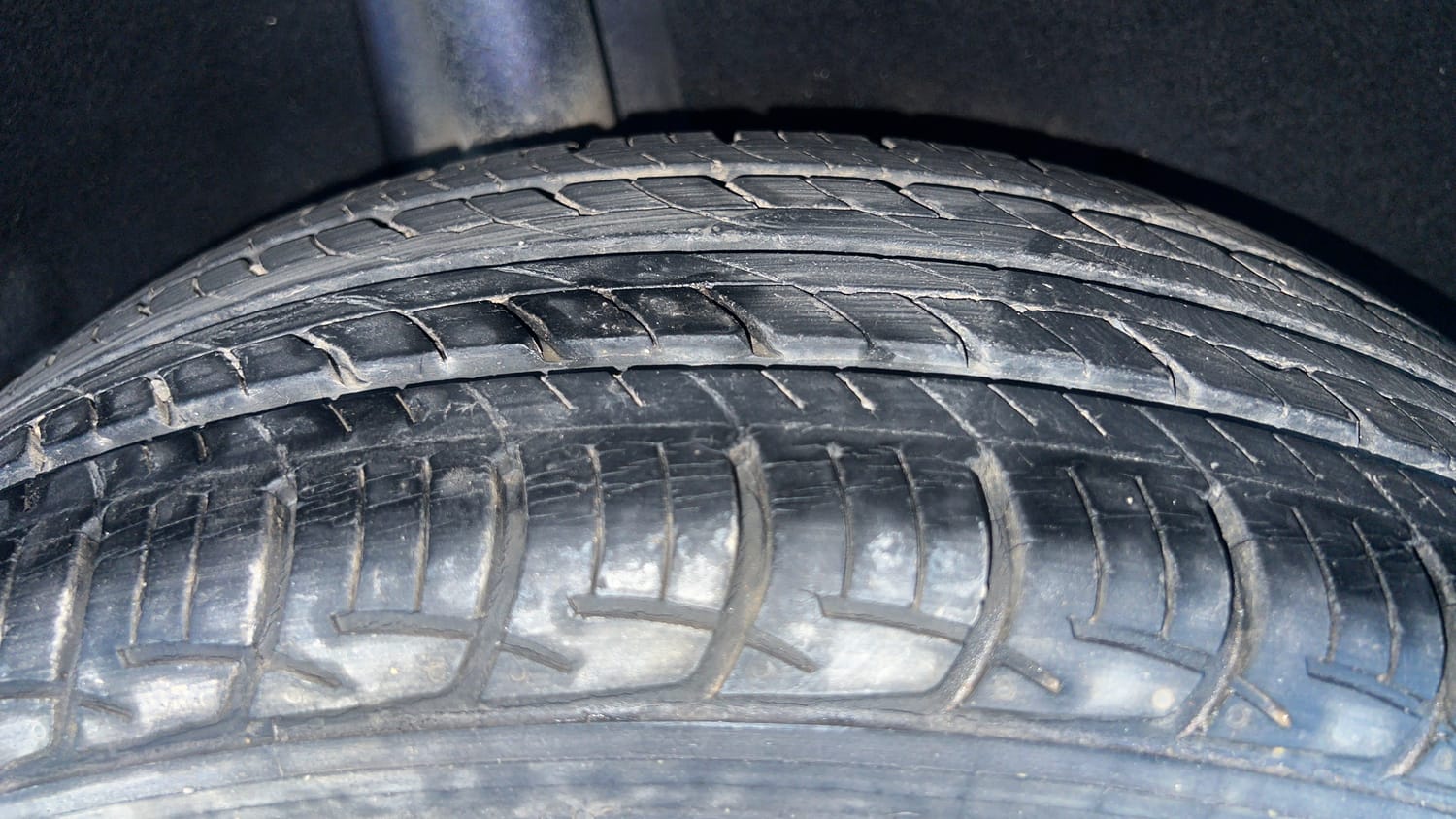 Used 2017 Maruti Suzuki Baleno Sigma 1.2 Petrol Manual tyres RIGHT REAR TYRE TREAD VIEW