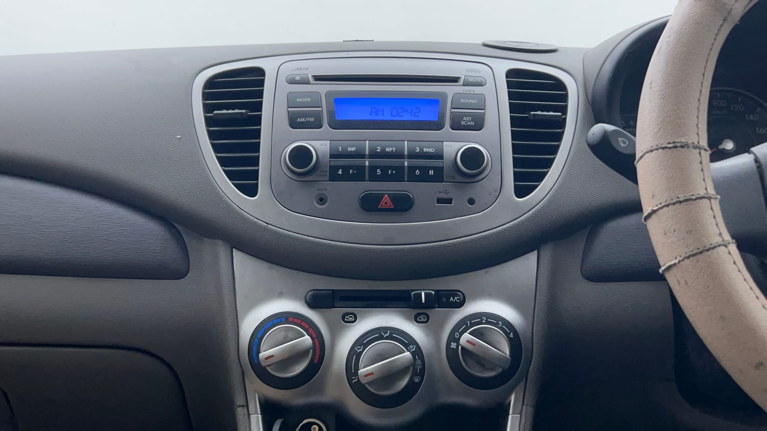 Used 2015 Hyundai i10 Magna 1.1 iRDE2 Petrol Manual interior MUSIC SYSTEM & AC CONTROL VIEW
