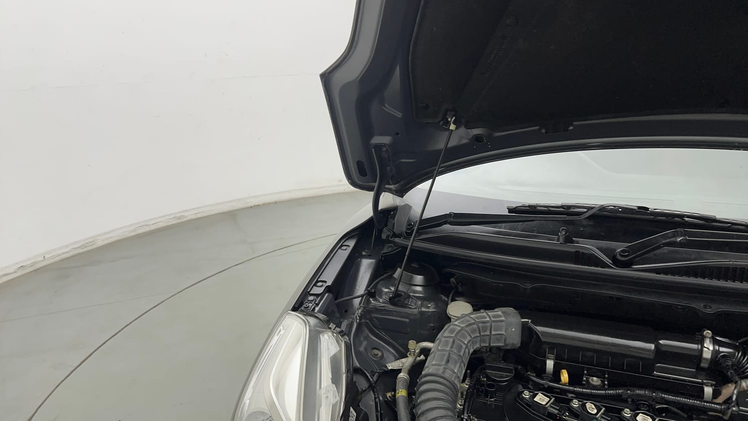 Used 2021 Maruti Suzuki Baleno Sigma Petrol Manual engine ENGINE RIGHT SIDE HINGE & APRON VIEW