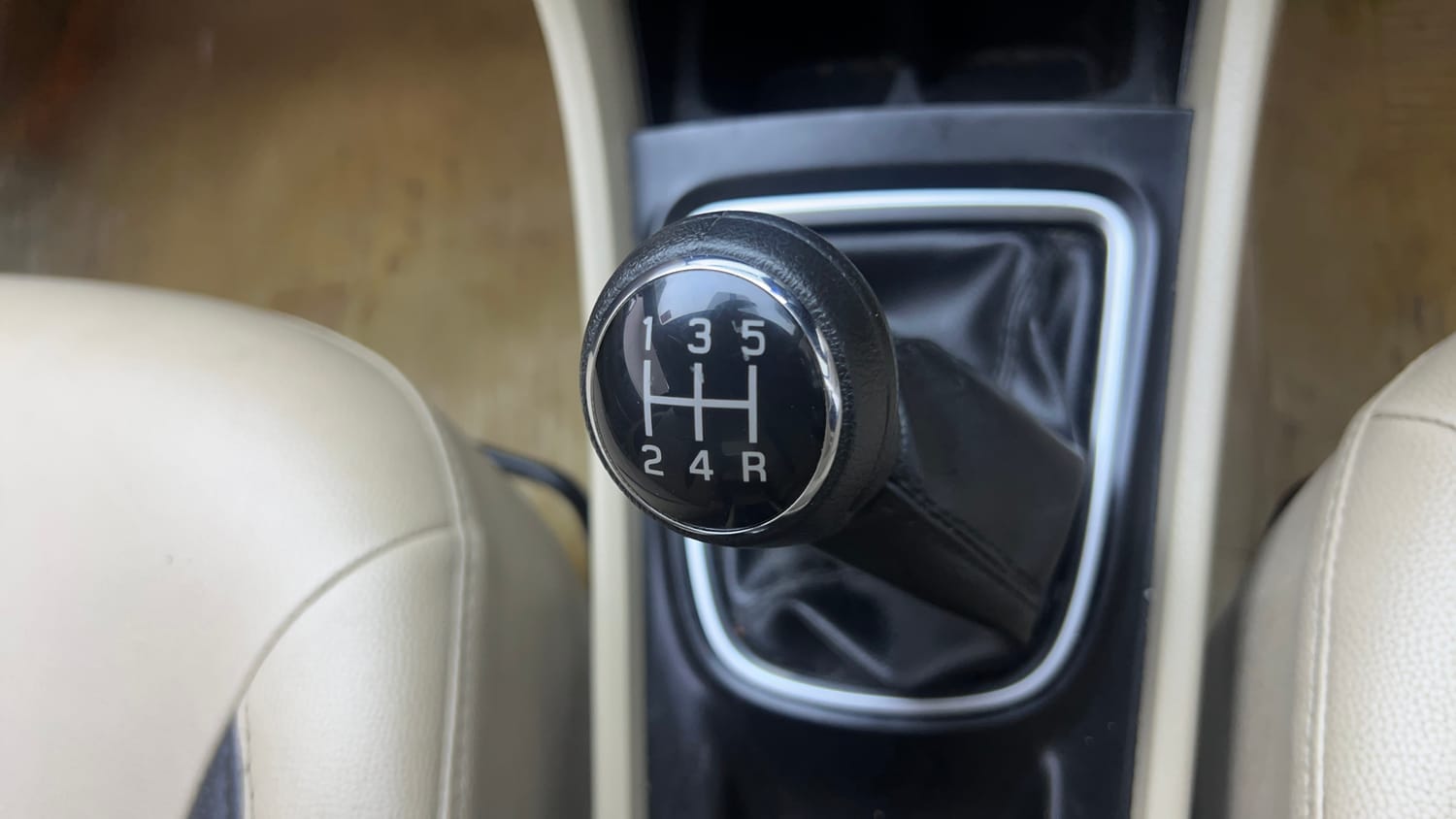 Used 2017 Maruti Suzuki Ciaz ZDi SHVS Diesel Manual interior GEAR  KNOB VIEW