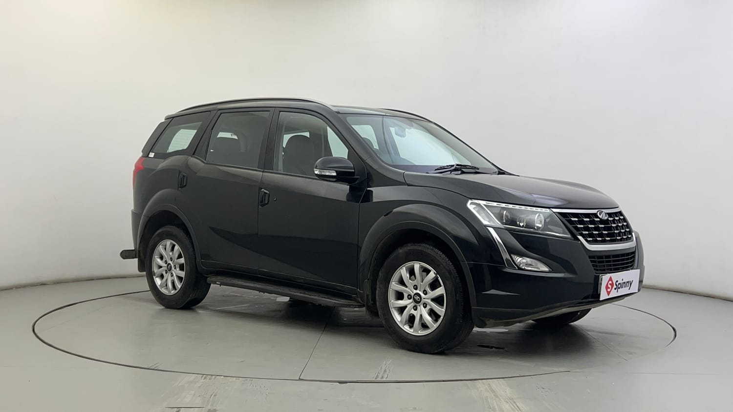 Used 2021 Mahindra XUV500 W9 Diesel Manual exterior RIGHT FRONT CORNER VIEW