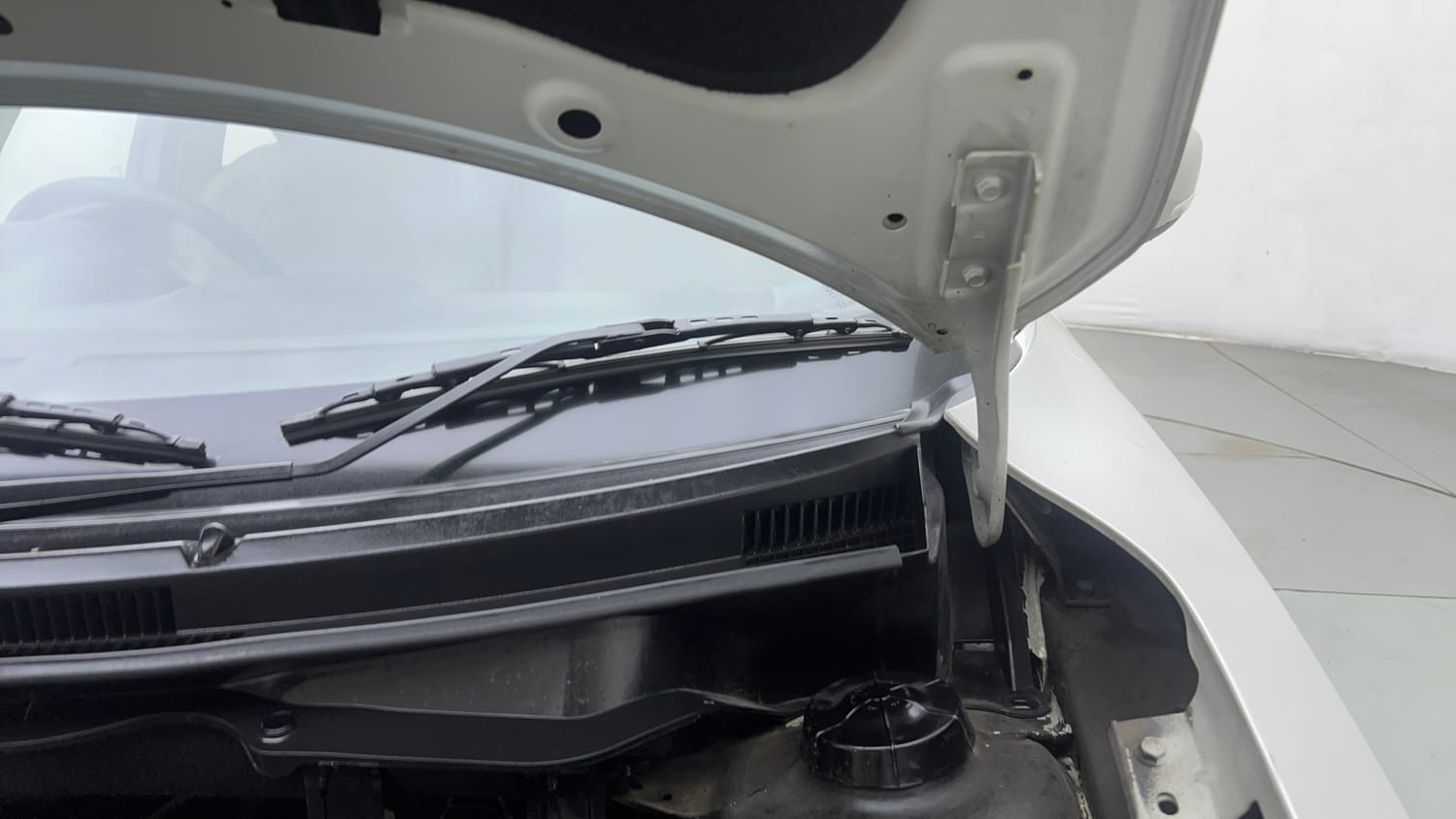 Used 2019 Maruti Suzuki Dzire VXi AMT Petrol Automatic engine ENGINE LEFT SIDE HINGE & APRON VIEW