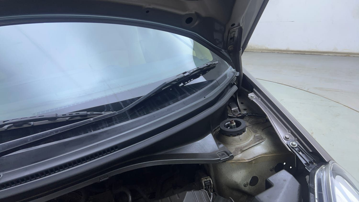 Used 2014 Honda Brio S MT Petrol Manual engine ENGINE LEFT SIDE HINGE & APRON VIEW