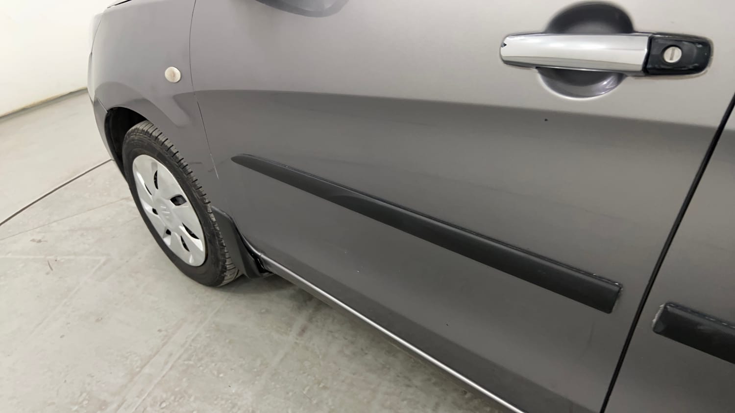 Used 2017 Maruti Suzuki Celerio VXi AMT Petrol Automatic dents MINOR SCRATCH