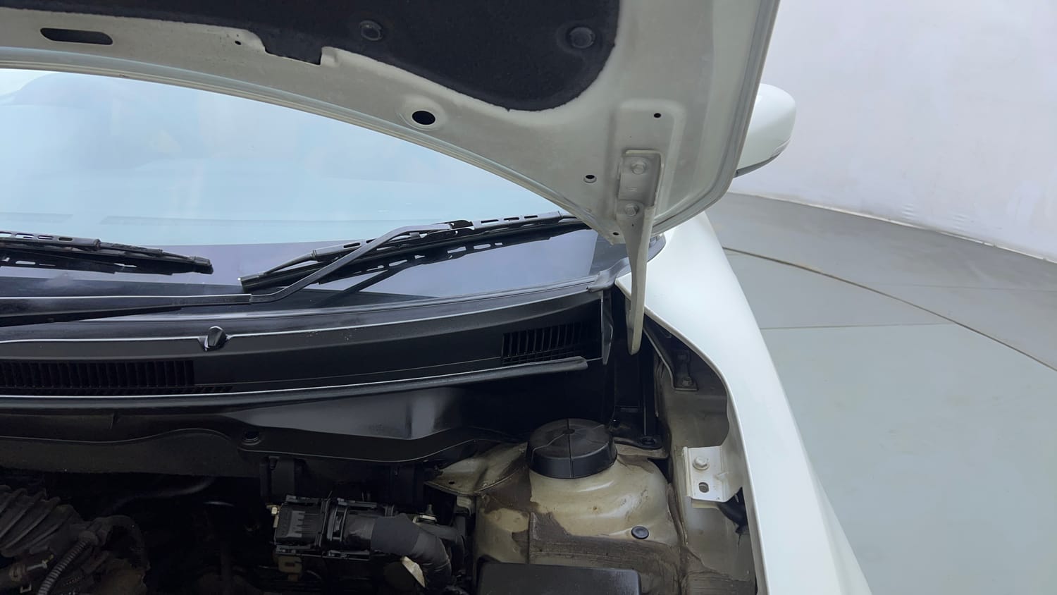 Used 2017 Maruti Suzuki Dzire VXi AMT Petrol Automatic engine ENGINE LEFT SIDE HINGE & APRON VIEW