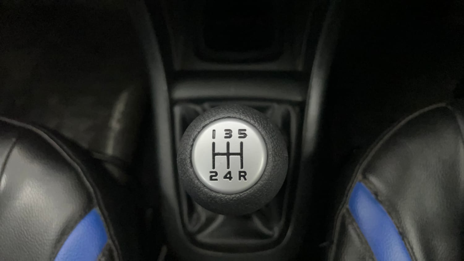 Used 2013 Maruti Suzuki Swift VXi Petrol Manual interior GEAR  KNOB VIEW