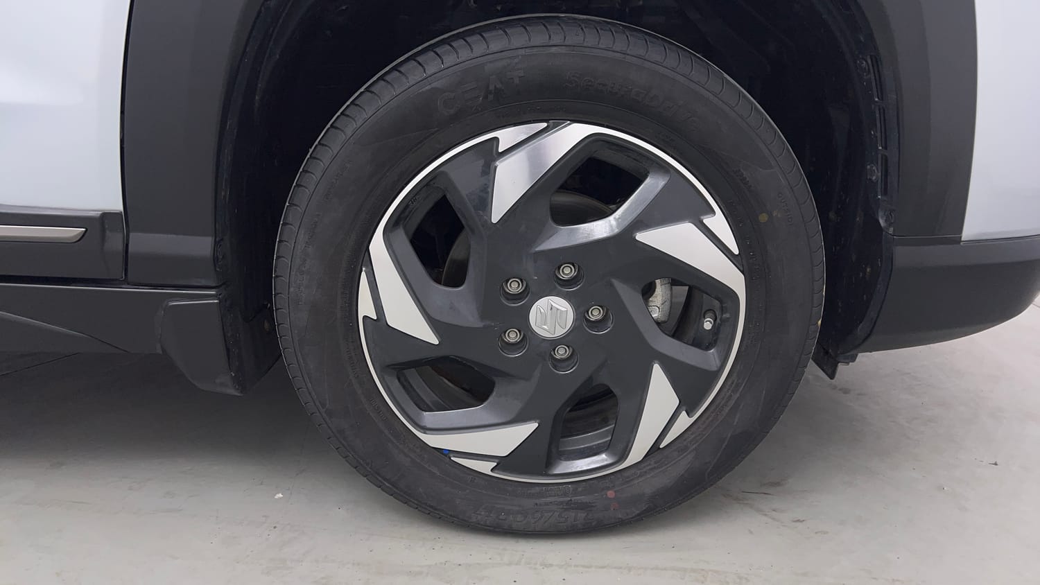Used 2026 Maruti Suzuki Victoris LXI MT 2W Petrol Manual tyres RIGHT FRONT TYRE RIM VIEW