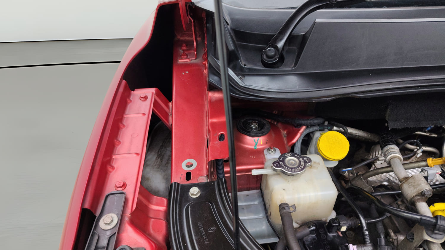 Used 2021 Renault Kiger RXZ Turbo CVT Dual Tone Petrol Automatic engine ENGINE RIGHT SIDE HINGE & APRON VIEW