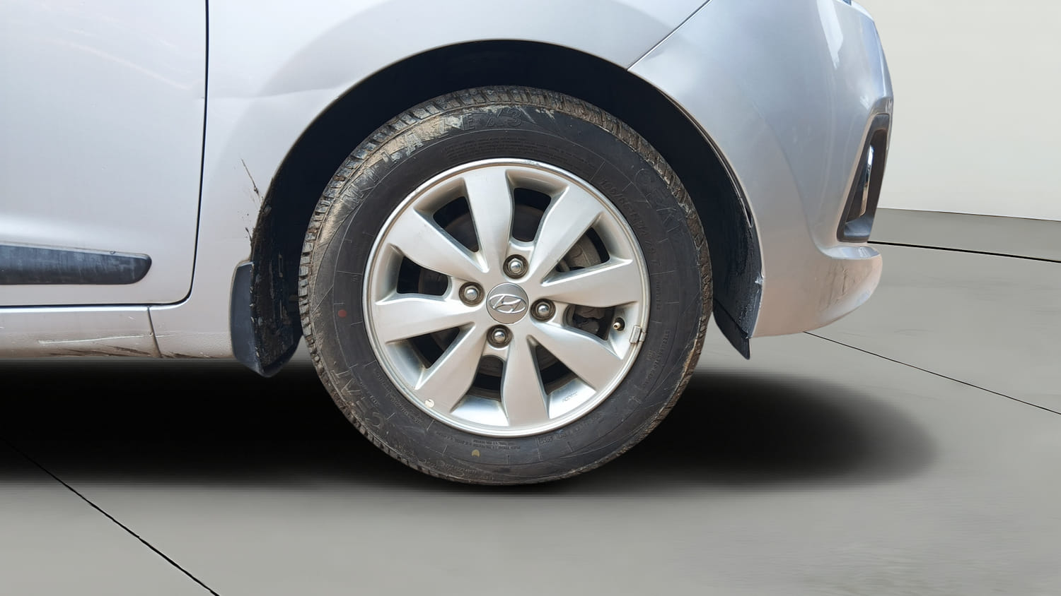 Used 2015 Hyundai Xcent S 1.2 (O) Petrol Manual tyres RIGHT FRONT TYRE RIM VIEW