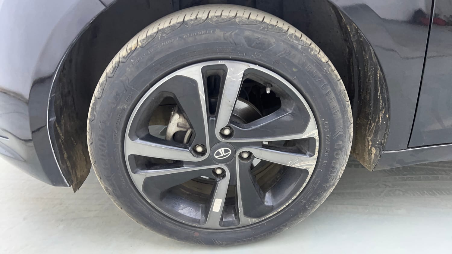 Used 2022 Tata Altroz XZ Plus Petrol Dark Edition Petrol Manual tyres LEFT FRONT TYRE RIM VIEW