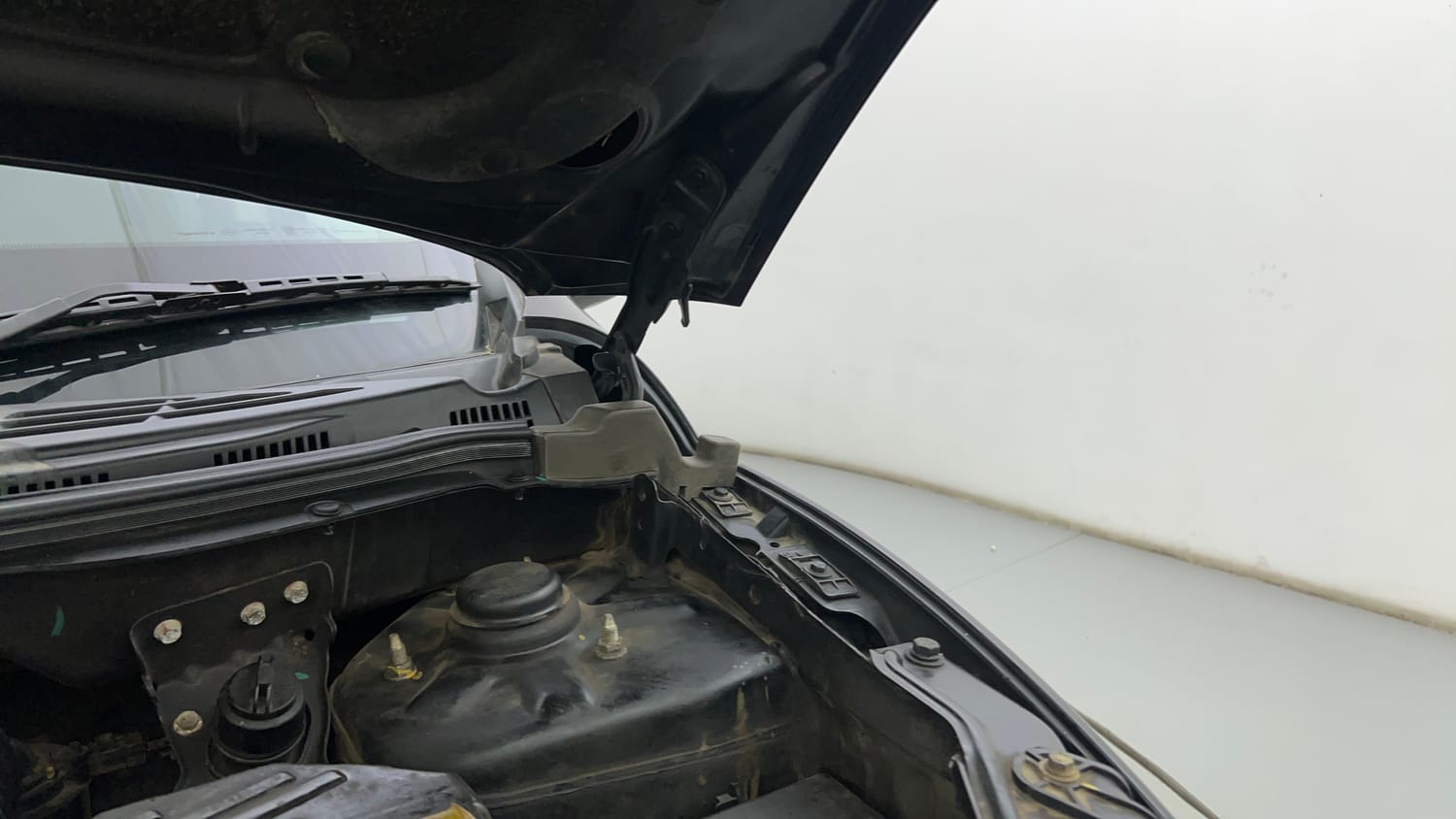 Used 2021 Mahindra XUV500 W9 Diesel Manual engine ENGINE LEFT SIDE HINGE & APRON VIEW