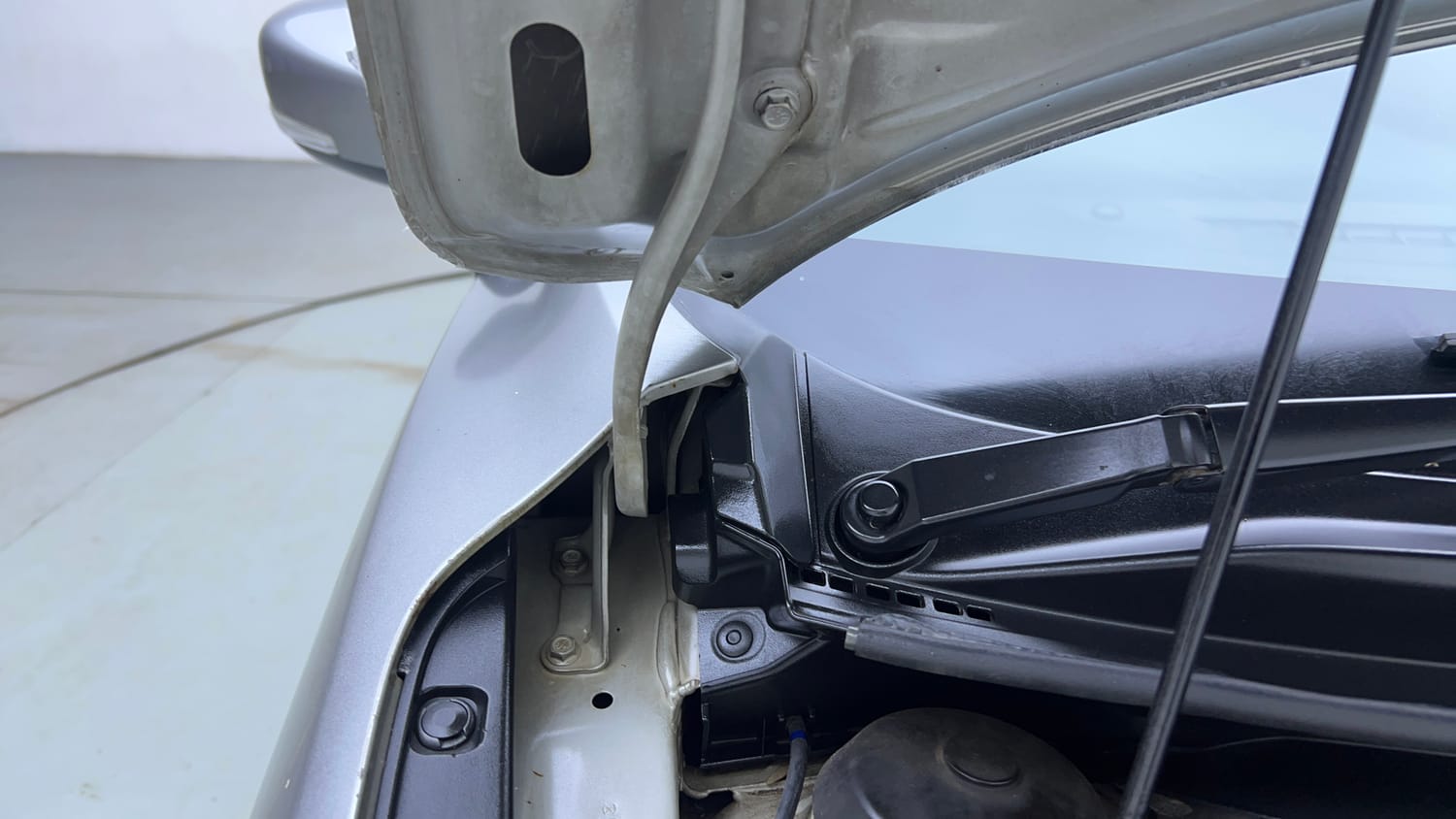 Used 2018 Maruti Suzuki Baleno Alpha 1.2 Petrol Manual engine ENGINE RIGHT SIDE HINGE & APRON VIEW