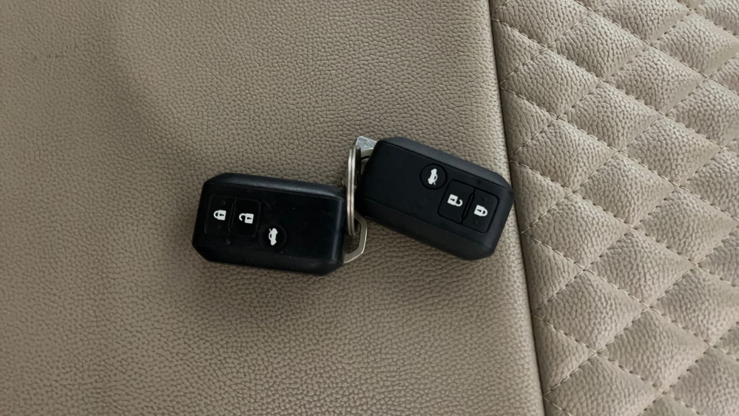 Used 2020 Maruti Suzuki Dzire ZXi Petrol Manual extra CAR KEY VIEW