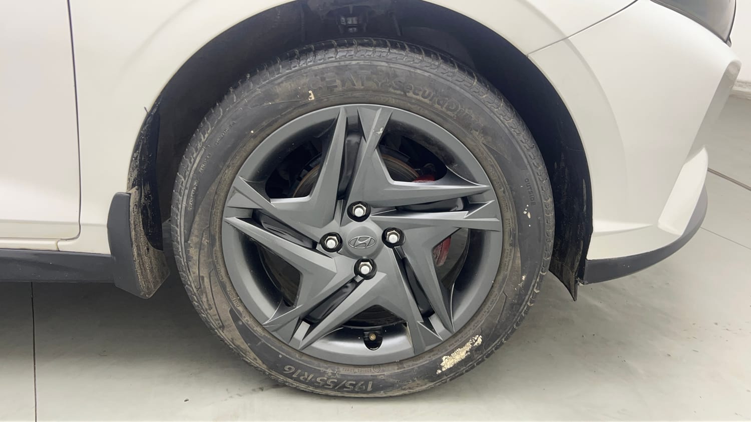 Used 2024 Hyundai i20 Sportz 1.2 MT Petrol Manual tyres RIGHT FRONT TYRE RIM VIEW