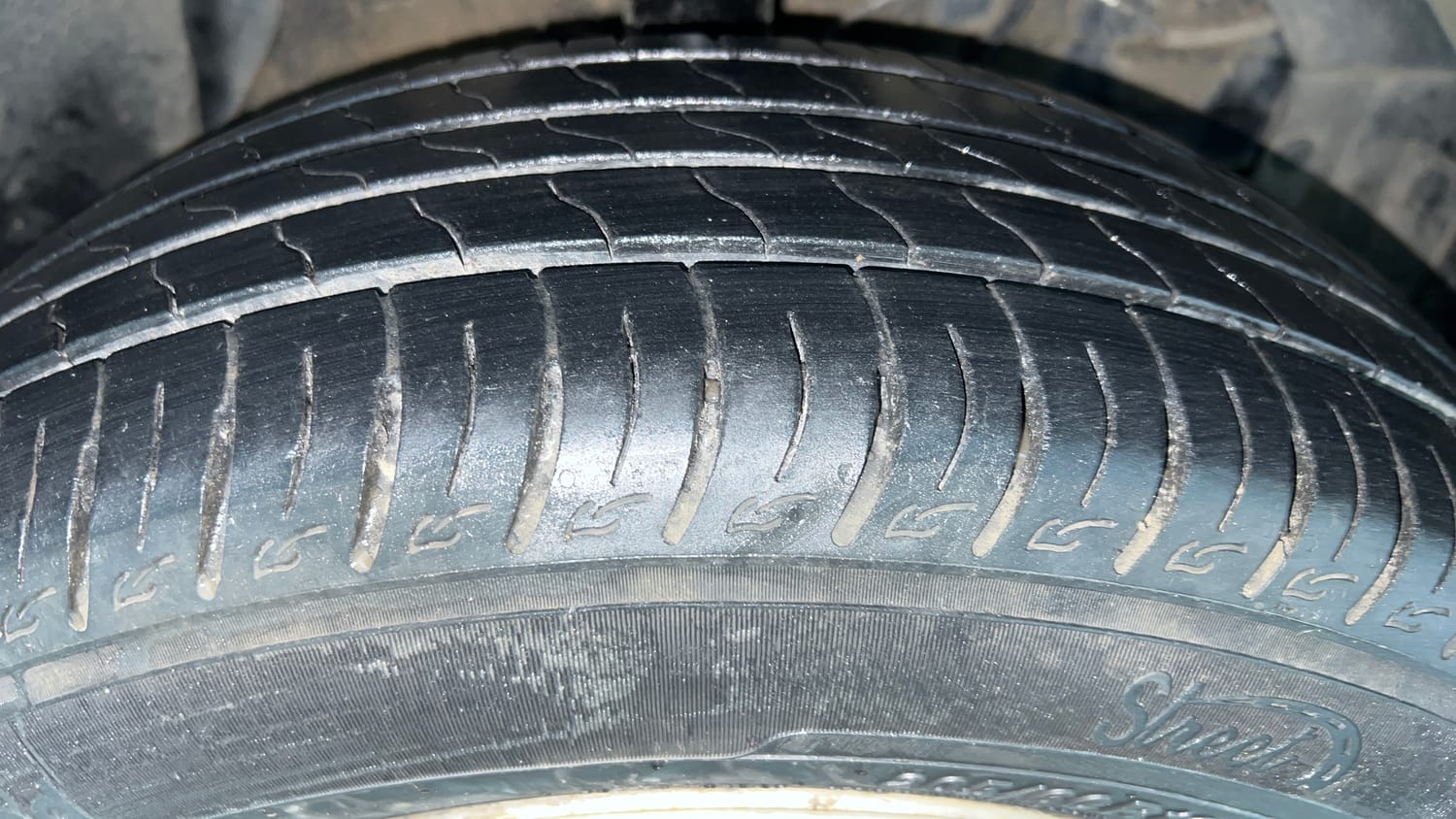 Used 2021 maruti-suzuki Vitara Brezza LXi Petrol Manual tyres RIGHT FRONT TYRE TREAD VIEW