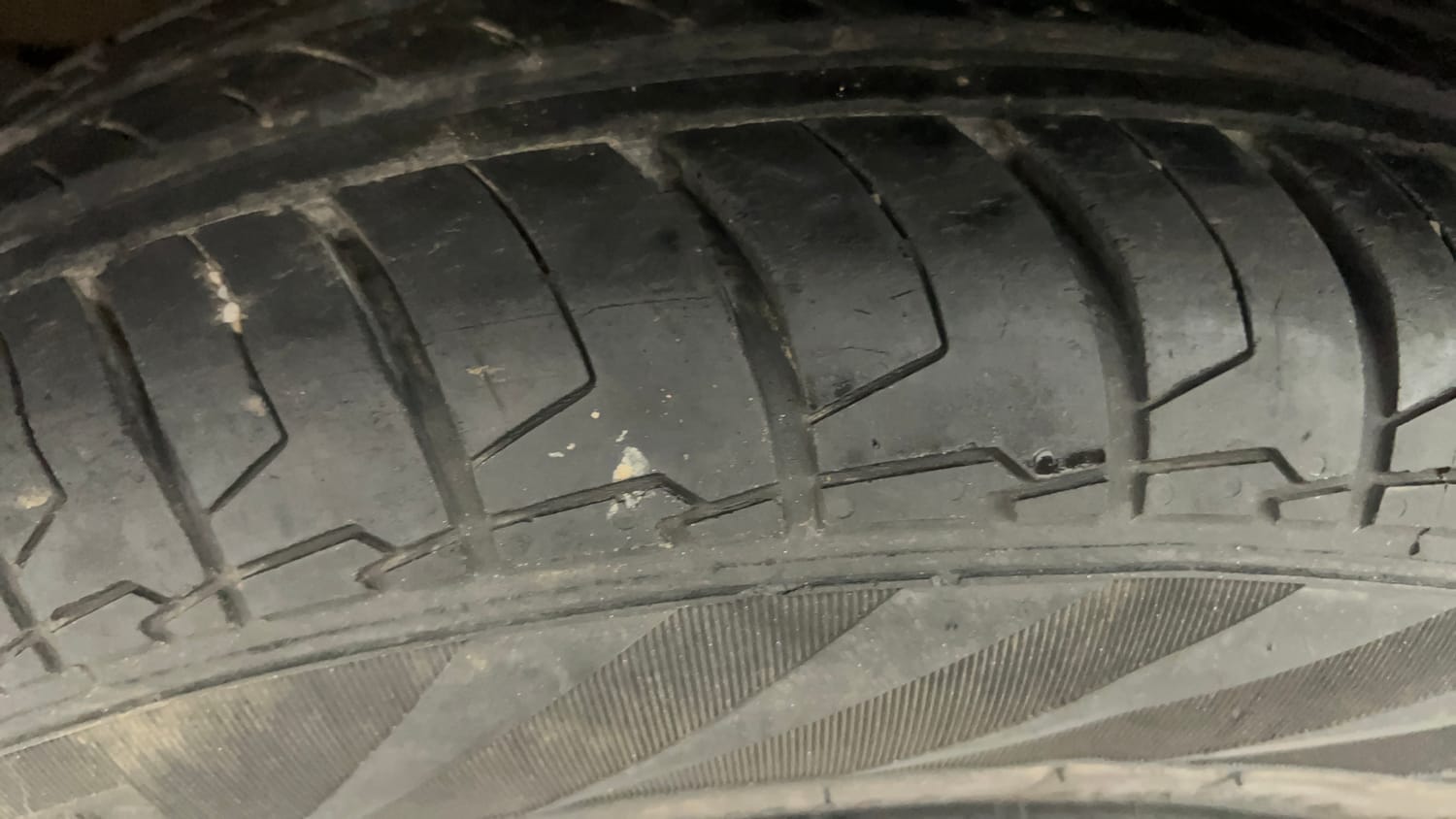 Used 2023 Maruti Suzuki Swift VXi Petrol Manual tyres LEFT FRONT TYRE TREAD VIEW